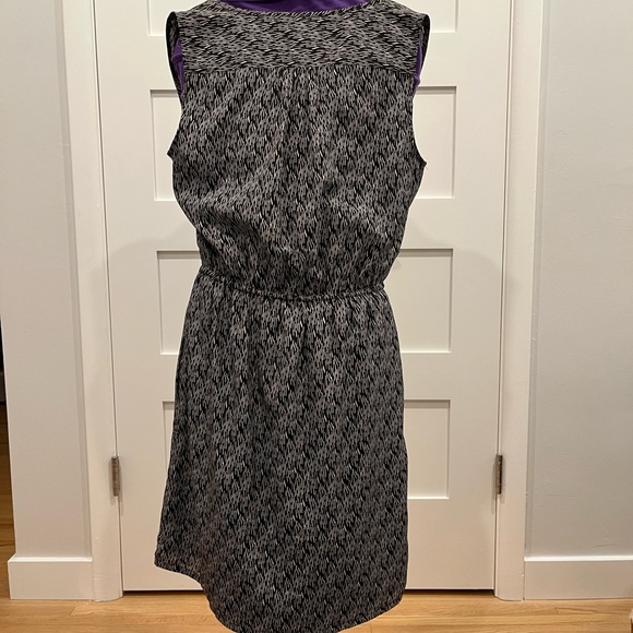 Spring dress with pockets. Light weight with elastic waist. LOFT size M. - Picture 2 of 2